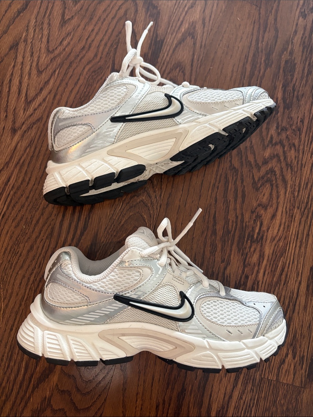 Nike White/Silver Running Sneakers